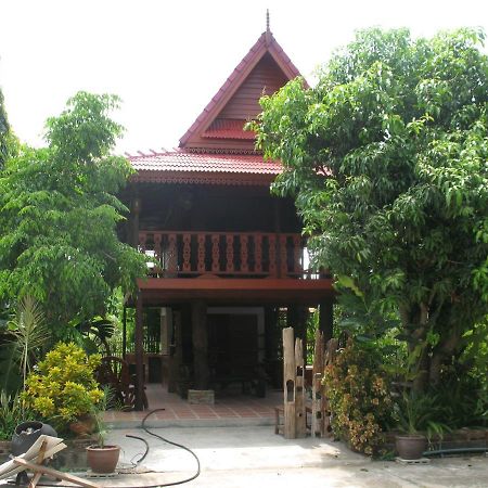 ホテル Teak House チエンマイ エクステリア 写真