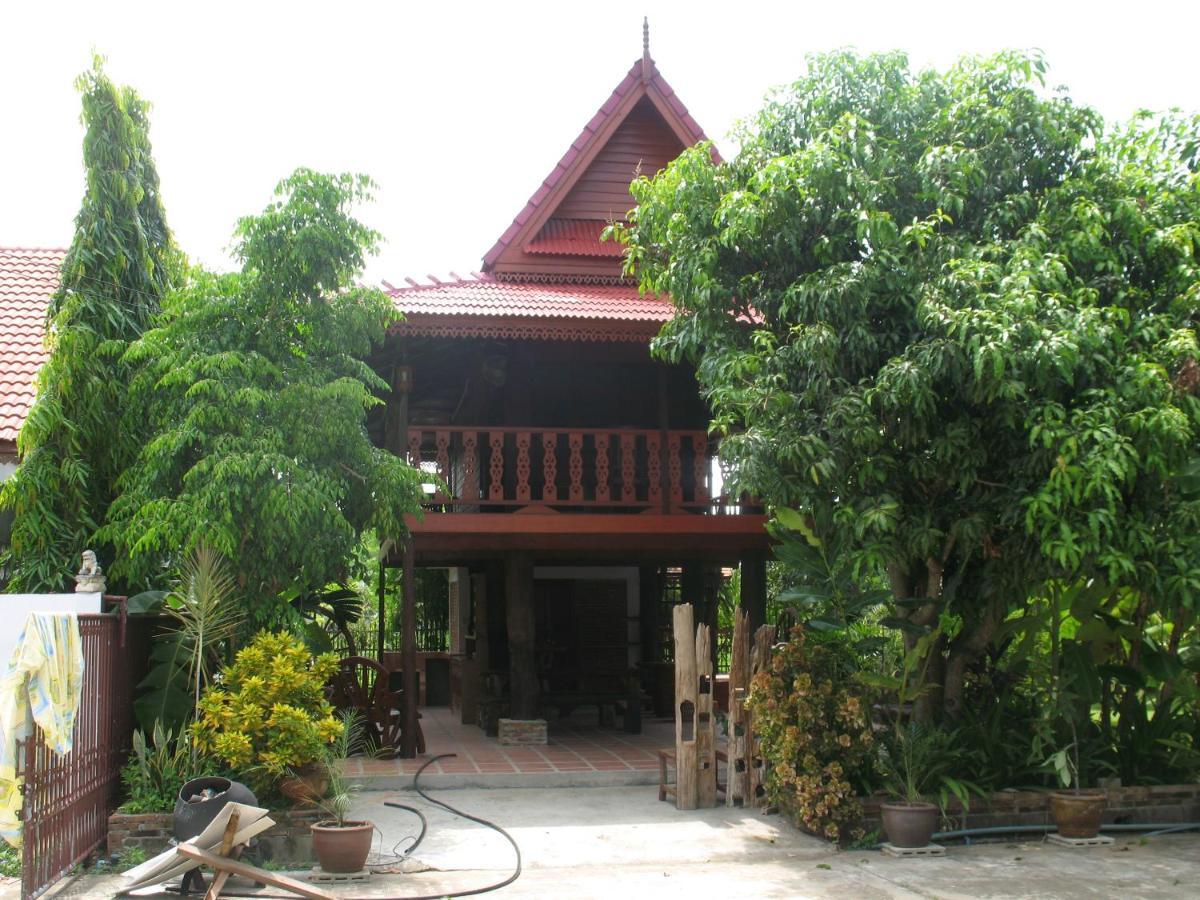 ホテル Teak House チエンマイ エクステリア 写真