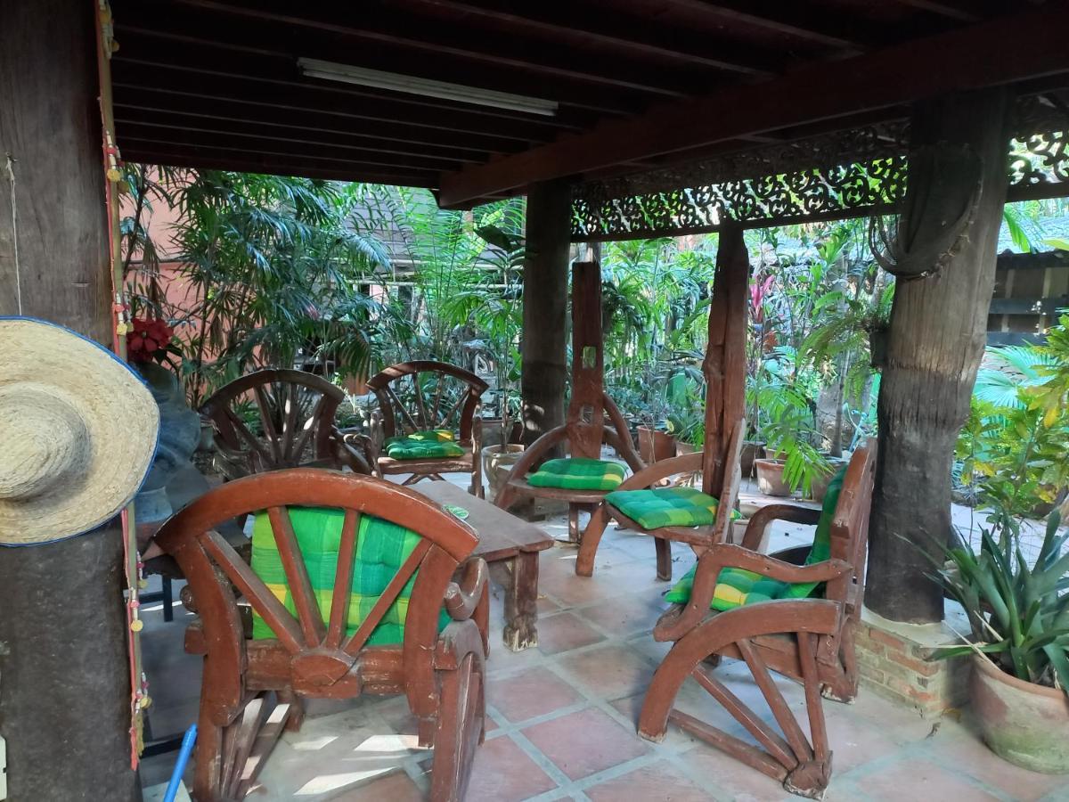 ホテル Teak House チエンマイ エクステリア 写真