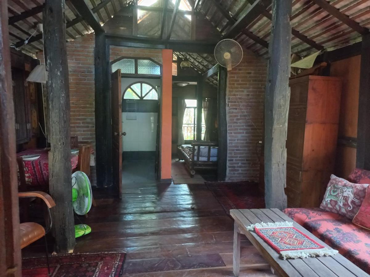 ホテル Teak House チエンマイ エクステリア 写真