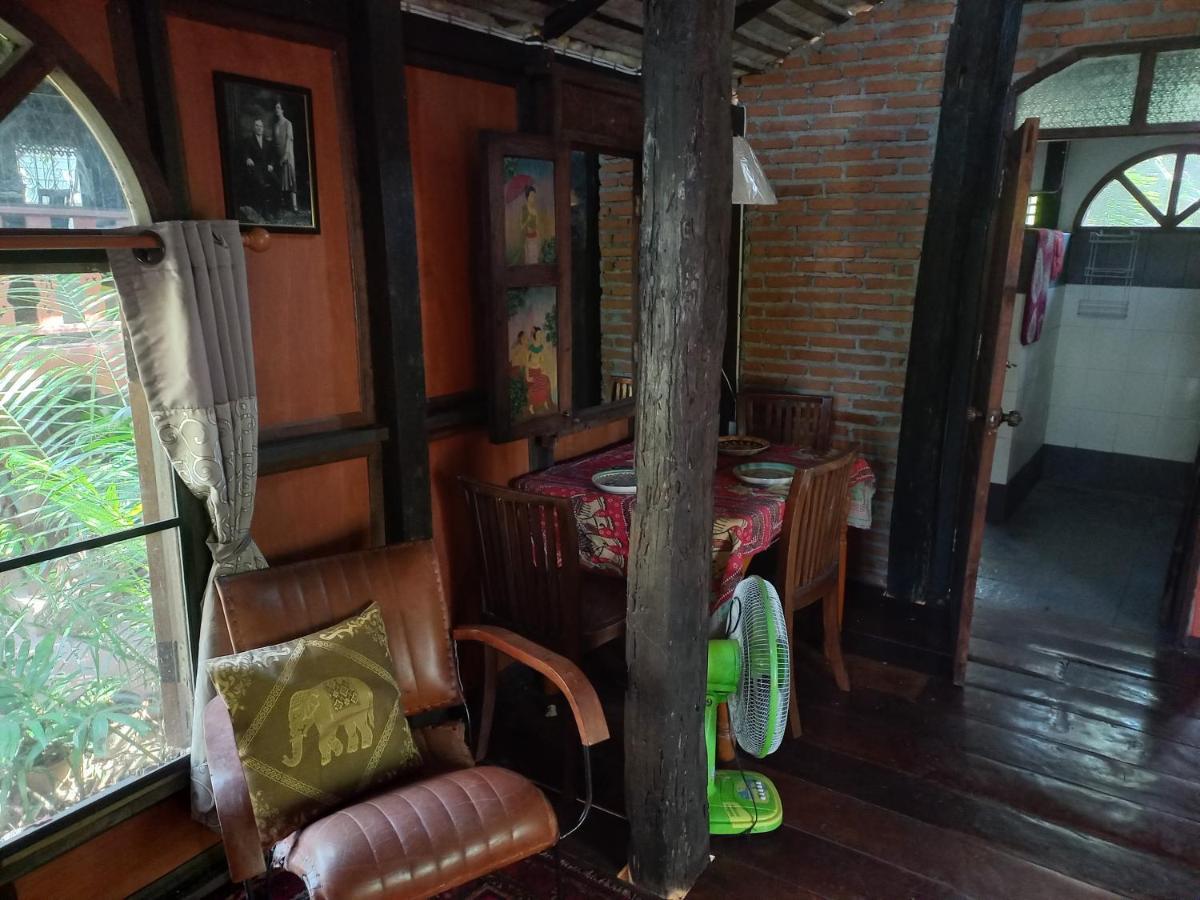 ホテル Teak House チエンマイ エクステリア 写真