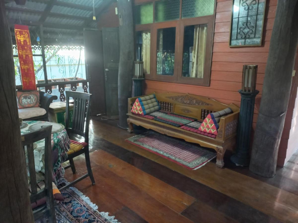 ホテル Teak House チエンマイ エクステリア 写真