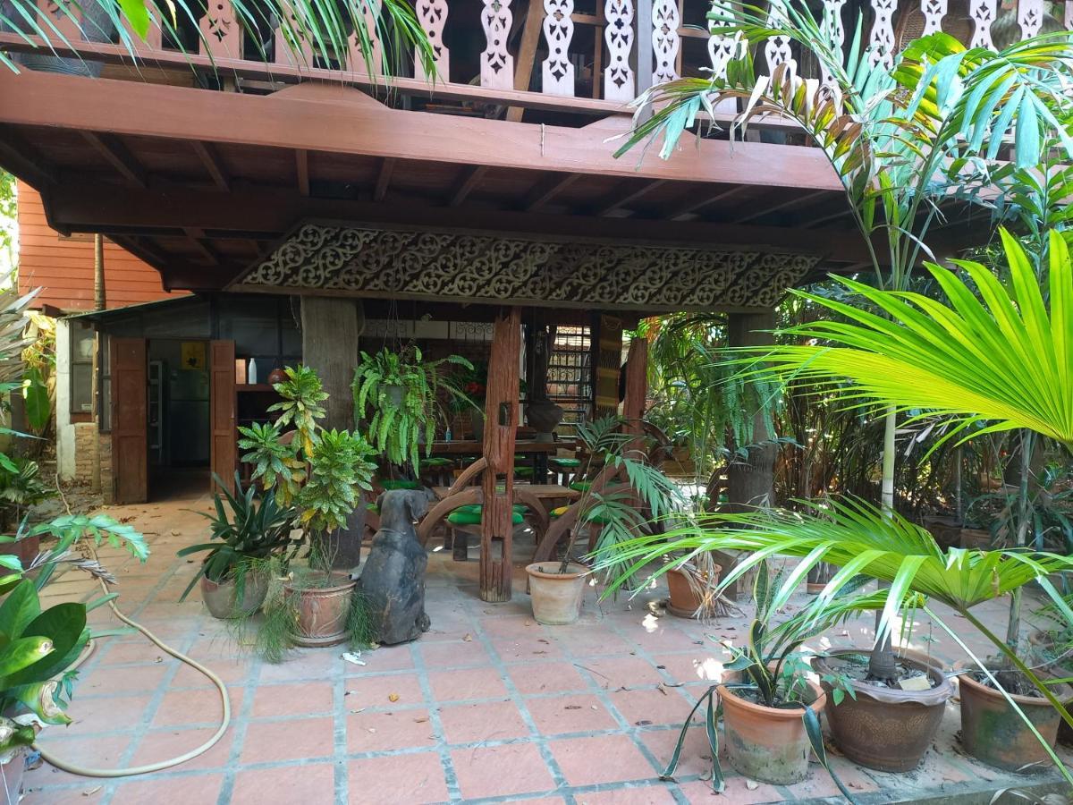 ホテル Teak House チエンマイ エクステリア 写真