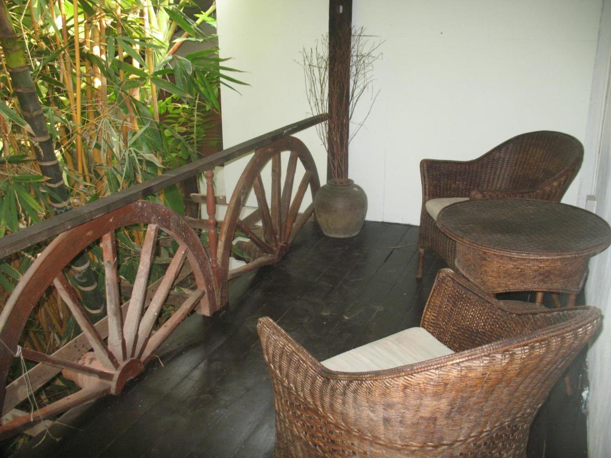 ホテル Teak House チエンマイ エクステリア 写真